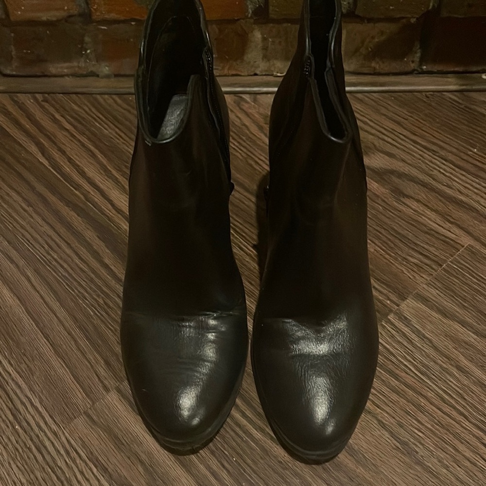 Jessica Simpson Black boots w/low chunky heel sz 9